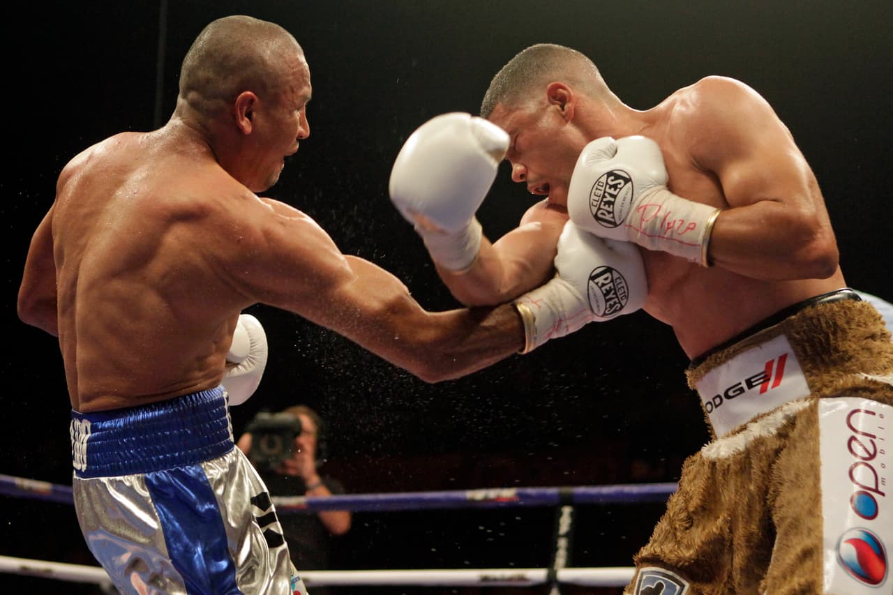 Orlando Salido vs. Juan Manuel López I. 'Siri' Salido lograría la hazaña en Puerto Rico ante 'Juanma' López un 16 de abril de 2011. 'Sir' le quitó el invicto al puertorriqueño y se quedó con la faja pluma OMB.