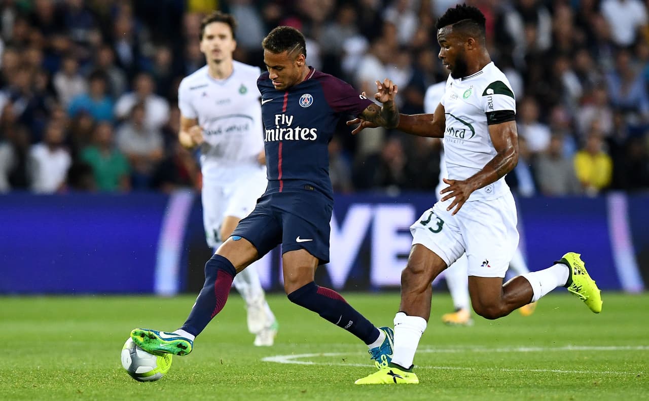 Neymar, la mayor estrella que tiene el nuevo PSG, comenzó mostrando sus capacidades con la pelota.