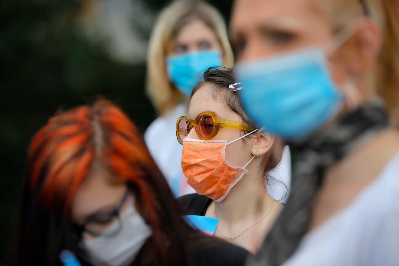 California le pide a los residentes usar mascarilla cada vez que salen de la casa