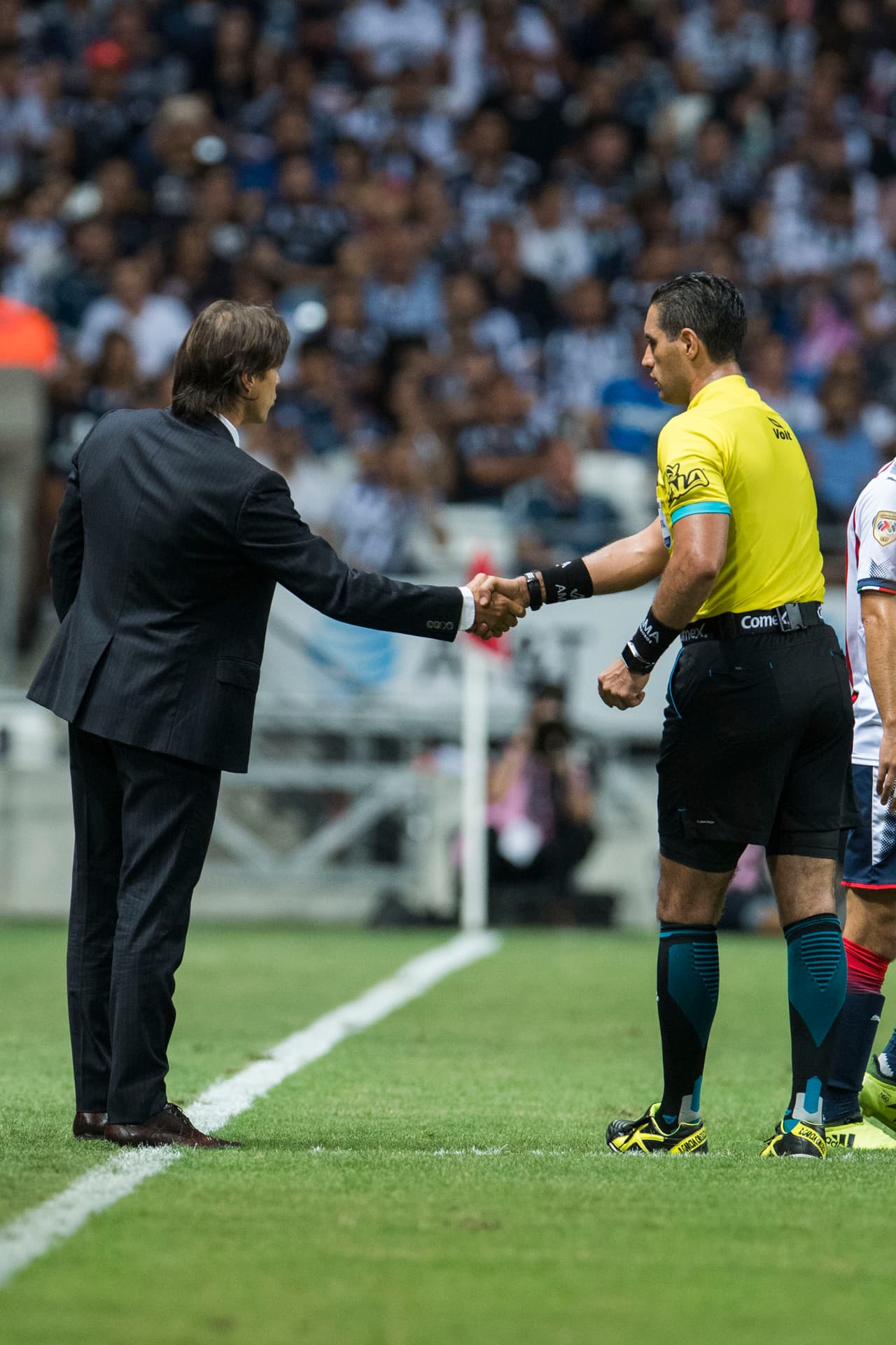 Matías Almeyda y el árbitro Roberto García Orozco.