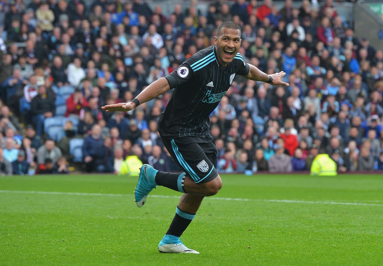 El delantero venezolano Salomón Rondón marcó en Inglaterra y arpovechó para enviar su mensaje por Twitter. "El gol de ayer (sábado) tuvo una dedicación especial, un homenaje a los que día a día están en mi corazón" y añade que "sé que con esto no voy a solucionar esta crisis que nos ataca, pero siento que al menos sumo un granito de arena".