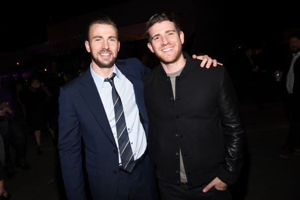 Los actores Chris Evans (I) y Bryan Greenberg también dieron su vuelta por la fiesta Maxim.