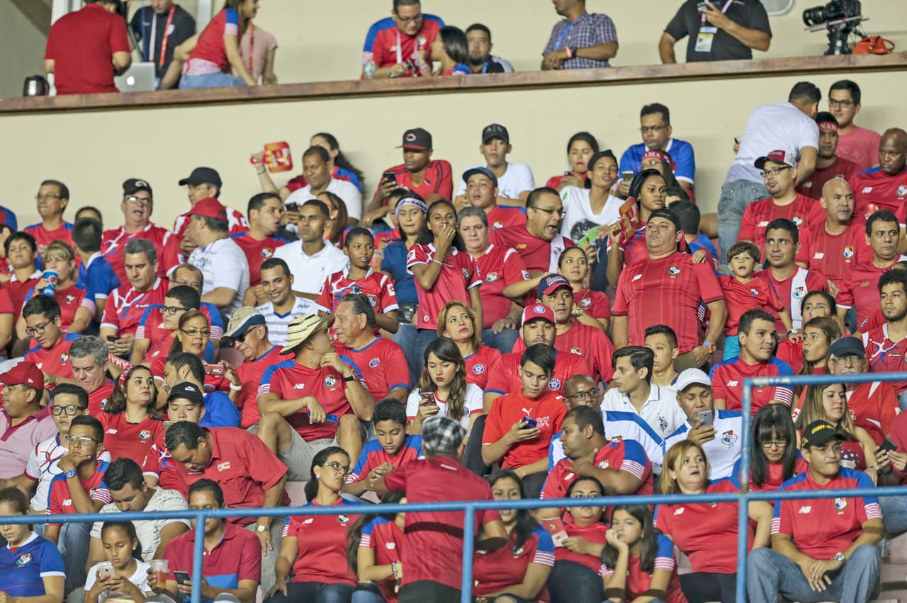 Aficionados panameños y estadounidenses se encargaron de que el buen ambiente en el estadio estuviera asegurado.