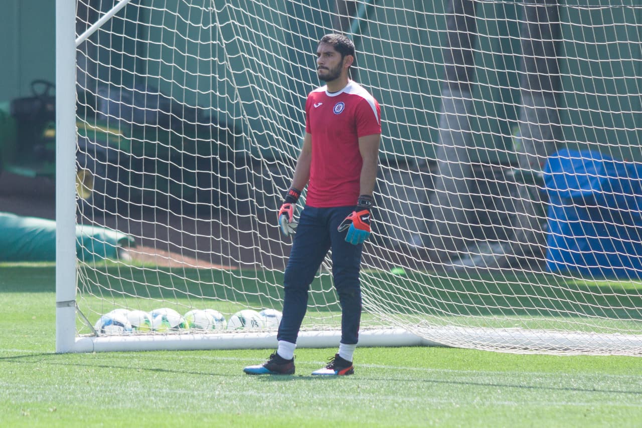 El guardameta José de Jesús Corona atento en el entrenamiento de Cruz Azul en el que tuvieron que echar mano de algunos juveniles de la categoría Sub 20.