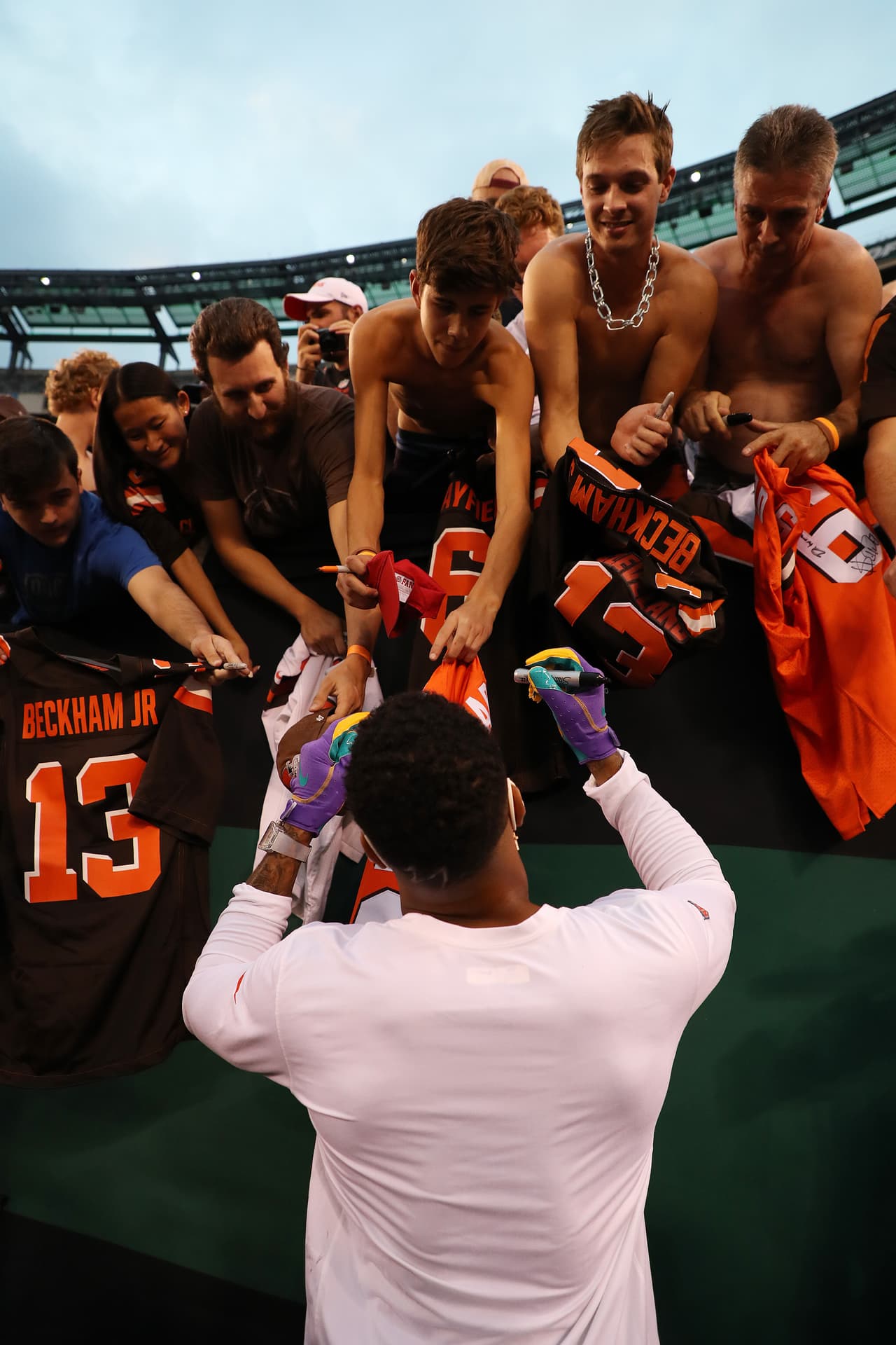 También se dio tiempo para firmar algunos autógrafos a los fans de los Browns.
