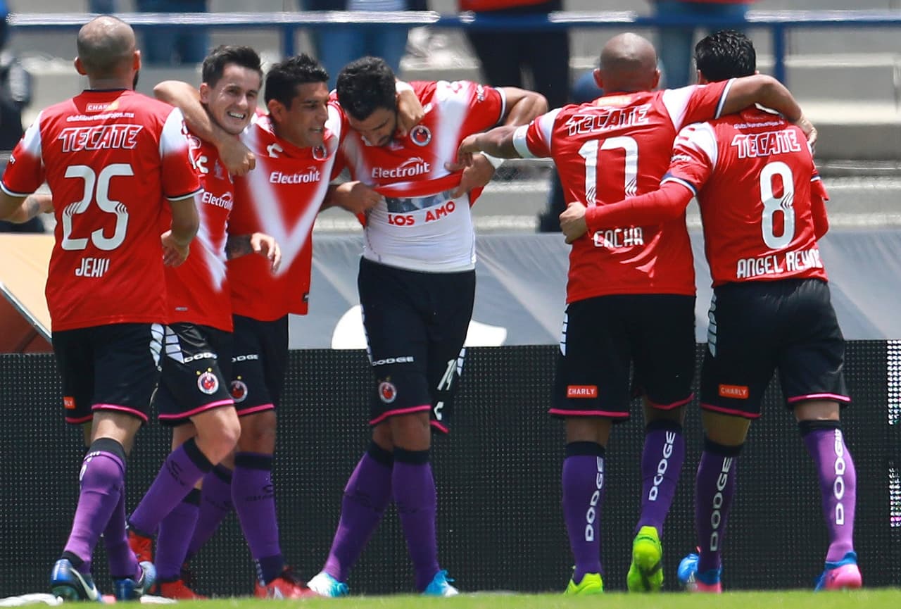 MEXICO CITY, MEXICO - APRIL 23: Cristian Pellerano of Veracruz celebrates with teammates after scoring the second goal of his team during the 15th round match between Pumas UNAM and Veracruz as part of the Torneo Clausura 2017 Liga MX at Olimpico Universitario Stadium on April 23, 2017 in Mexico City, Mexico. (Photo by Miguel Tovar/LatinContent/Getty Images)