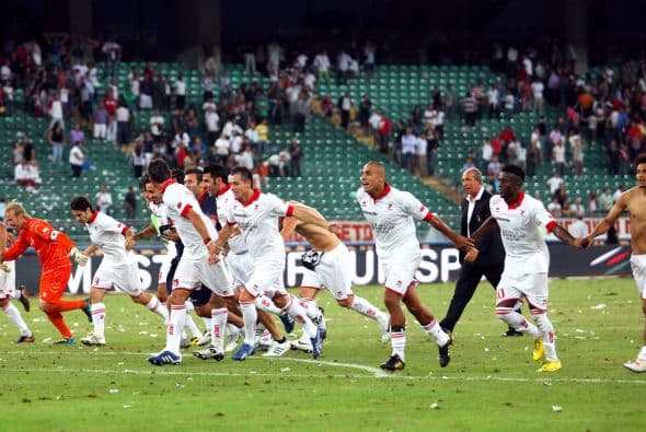 Al término del duelo, los hombres del Bari festejaron el resultado con su afición.