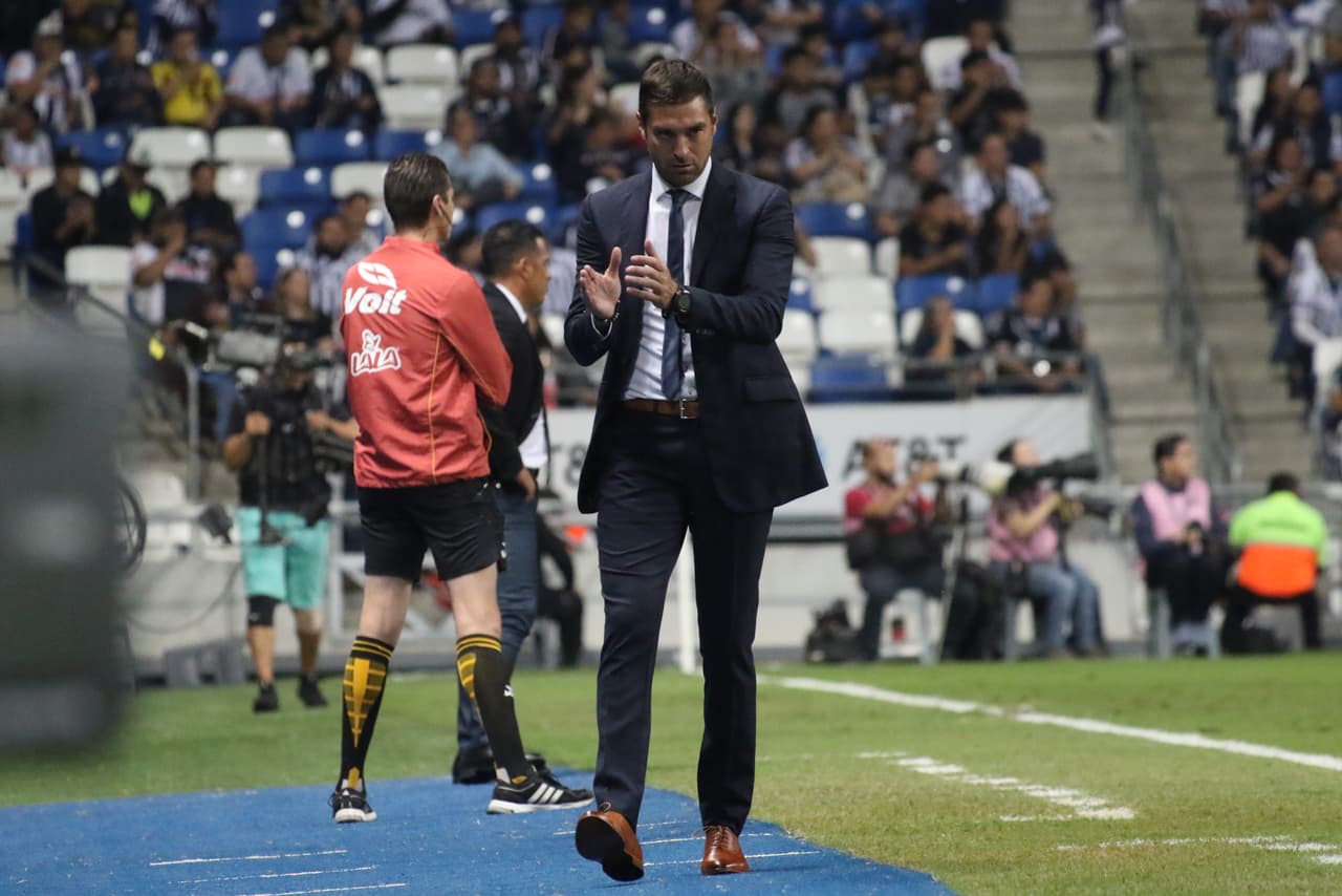 Diego Alonso, estratega de Rayados, mostró cautela y aplaudió las jugadas de sus pupilos. Así festejó la anotación que significó ventaja parcial al descanso.