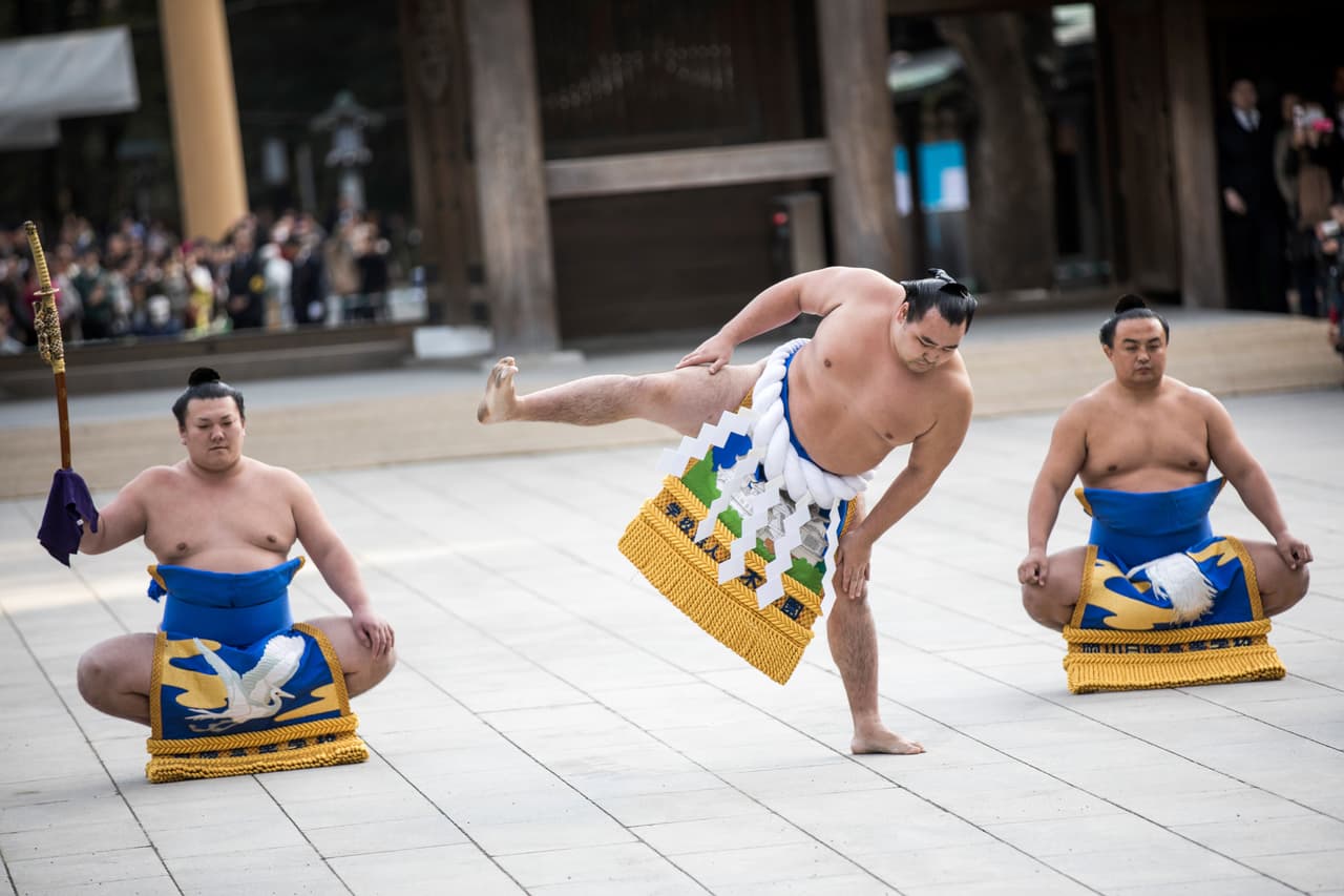 En el pasado, la ceremonia fue creada para purificar la tierra donde sería levantado el templo tradicional de sumo.