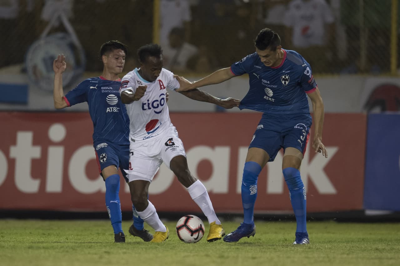 El equipo aliancista tuvo buen empuje en el inicio del partido, pero esa inercia se fue desvaneciendo poco a poco, toda vez que los regiomontanos se asentaron en el terreno de juego.
