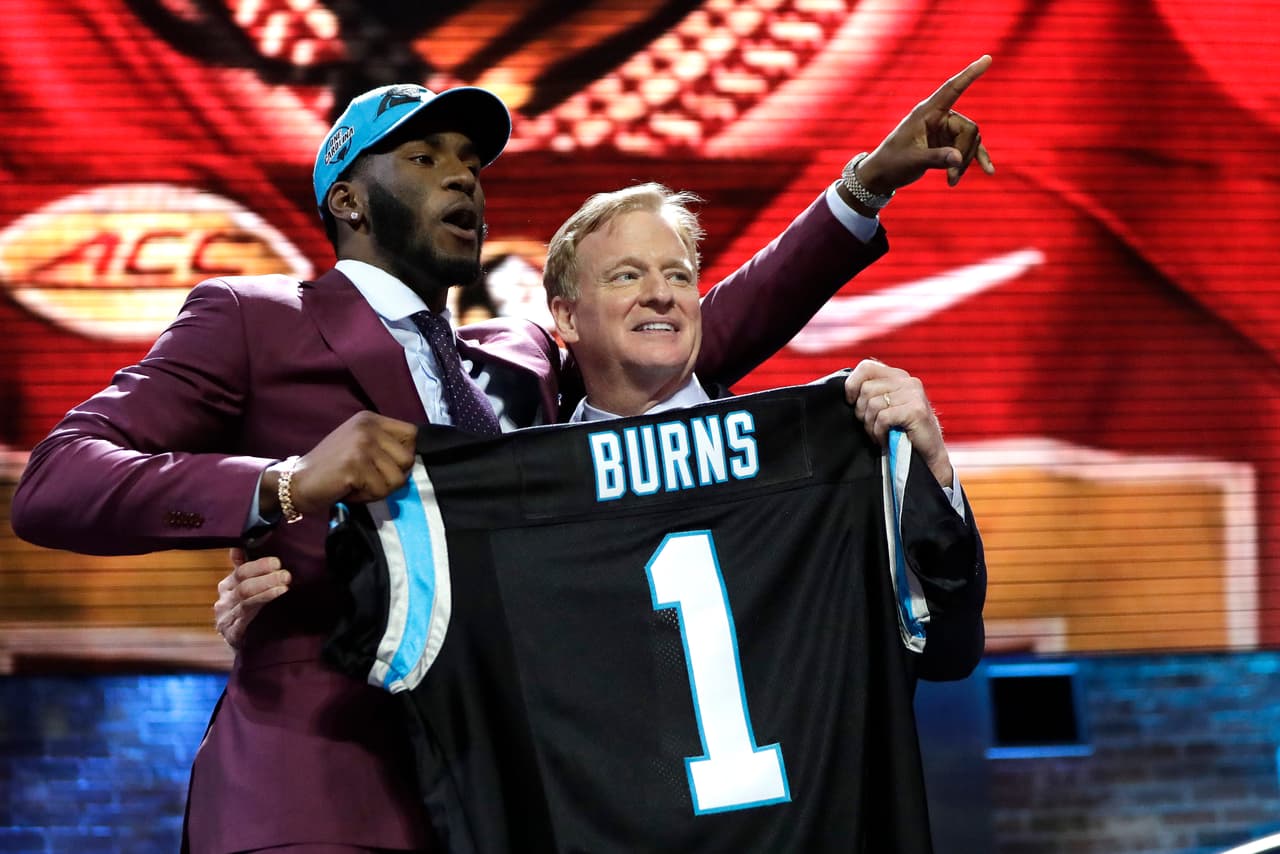 <b>16) Brian Burns (Florida State)</b>. El ala defensivo de los Seminoles posa con Roger Goodell luego de que los Carolina Panthers lo eligieron en la primera ronda en la posición 16.