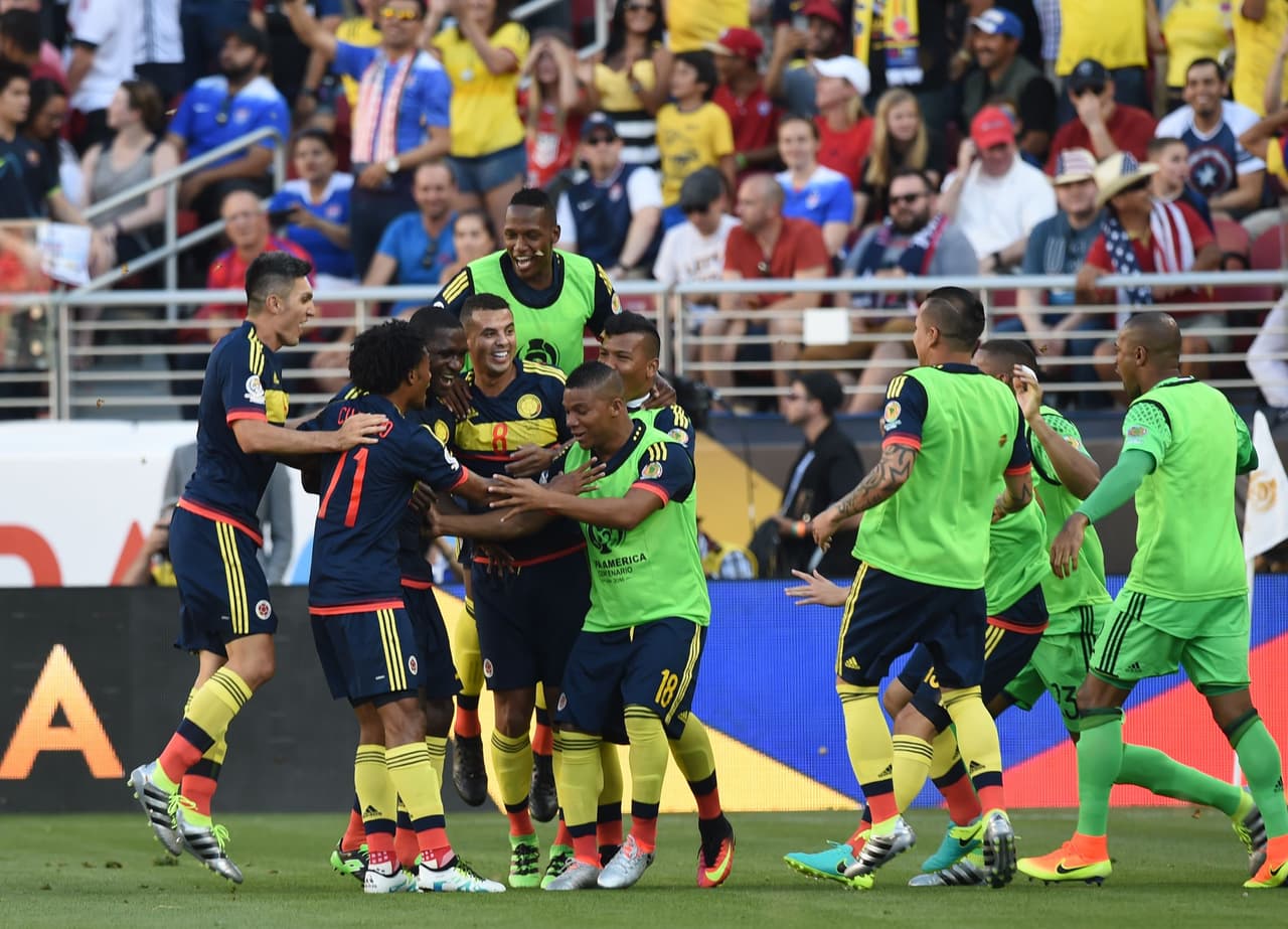 Cristian Zapata de Colombia celebra el primer gol de la copa ante Estados Unidos.