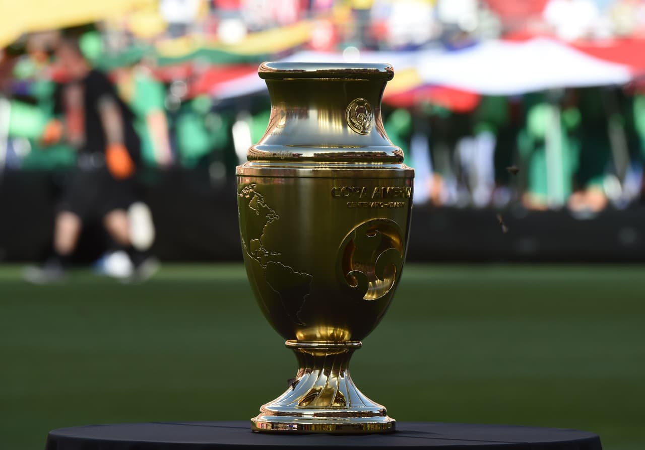 La copa, en la ceremonia de inauguración.