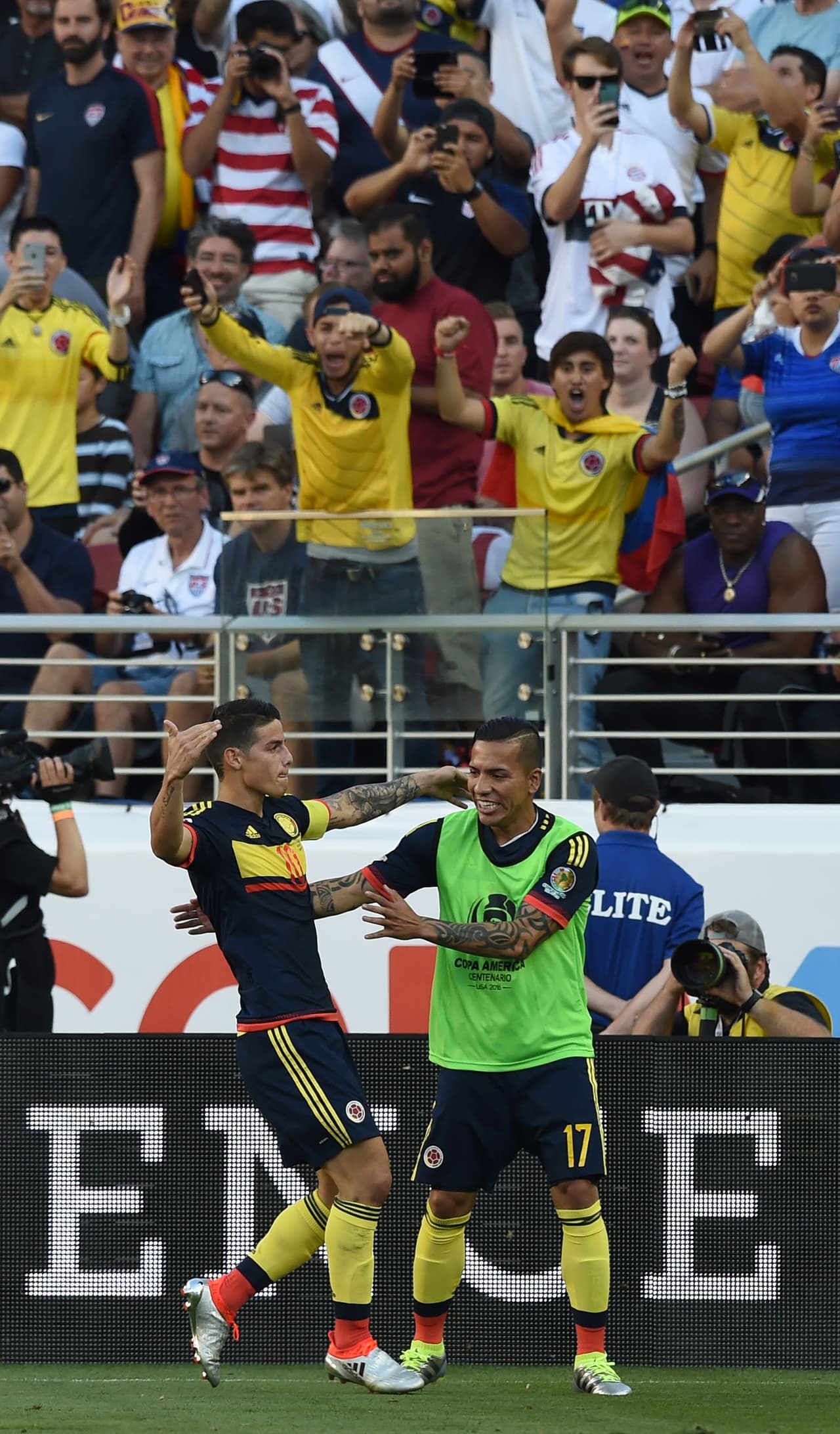 James Rodríguez celebra con Dayro Moreno el segundo gol.