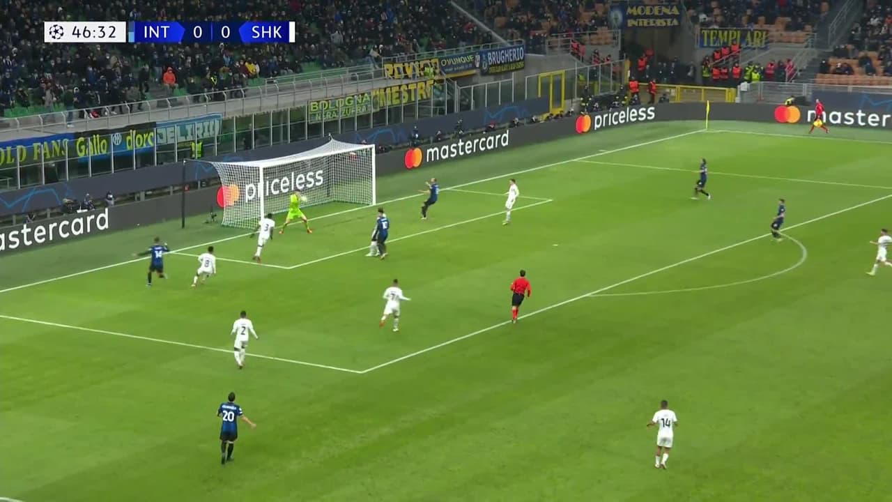 ¡TIRO ATAJADO! disparo por Ivan Perisic.