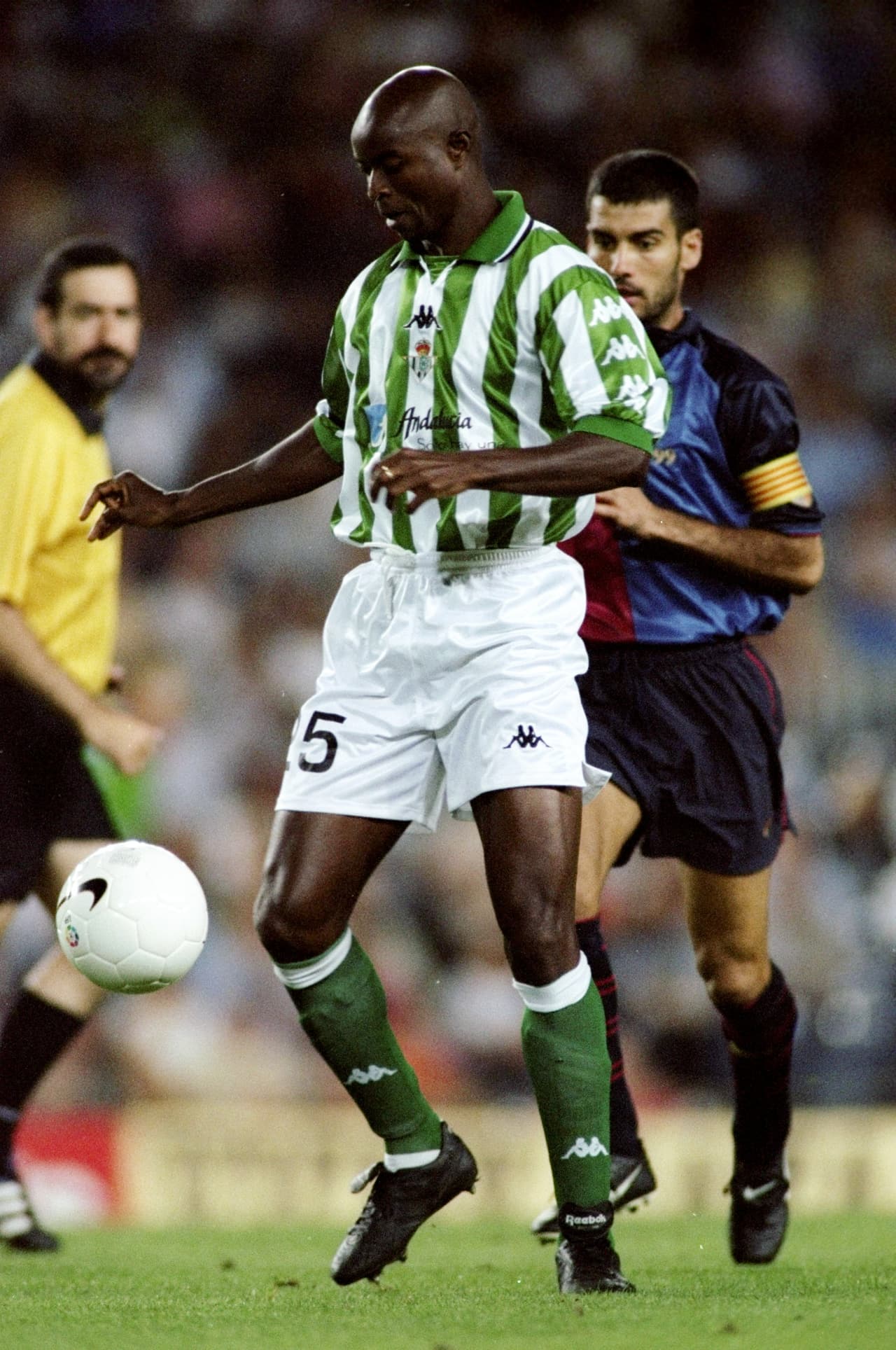 7. Finidi George (Nigeria) - 10 millones de euros en la temporada 1996/97 al Ajax.