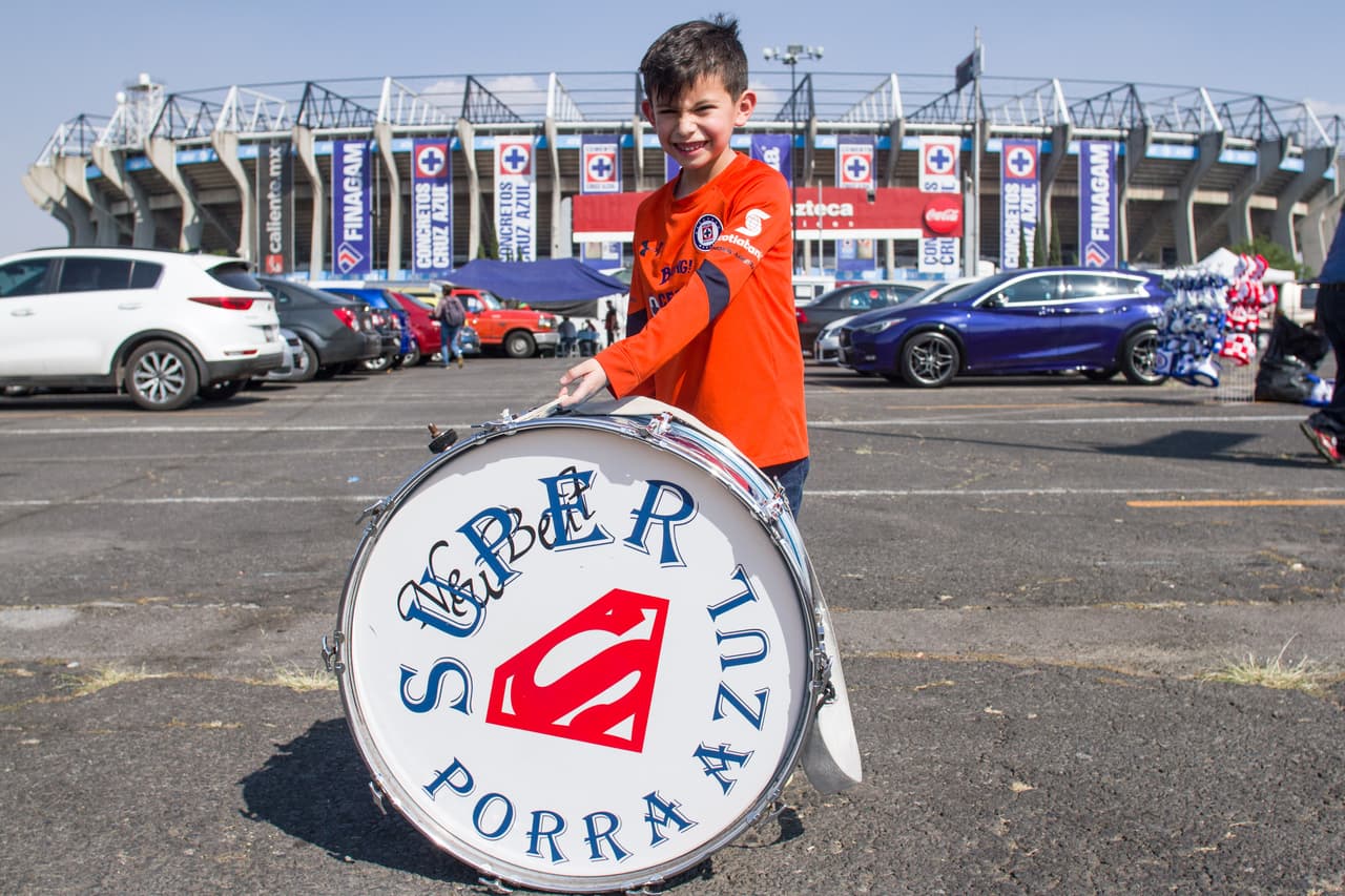 Los fanáticos de Cruz Azul y Necaxa viven la antesala del encuentro por la Jornada 9 del Clausura 2019 de la Liga MX en el Estadio Azteca.