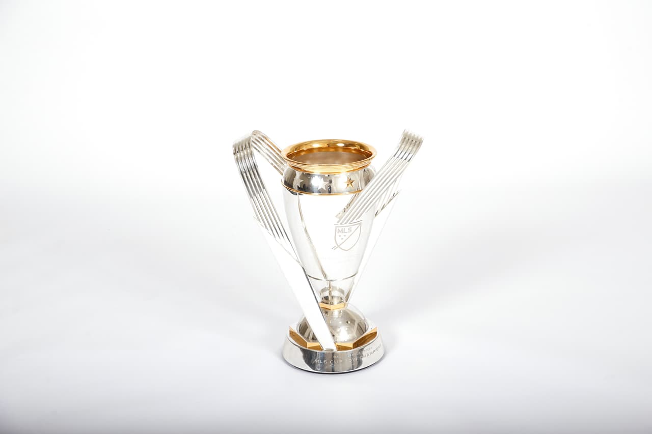 El trofeo es producido por la reconocida joyería Tiffany & Co., tiene una altura de poco más de 60 centímetros, y cuenta con una serie de interesantes detalles.