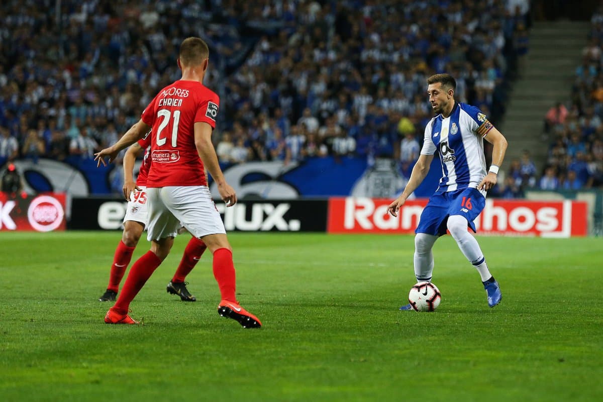 El mexicano Héctor Herrera (derecha) fue capitán del Porto, actuando los 90 minutos del juego.