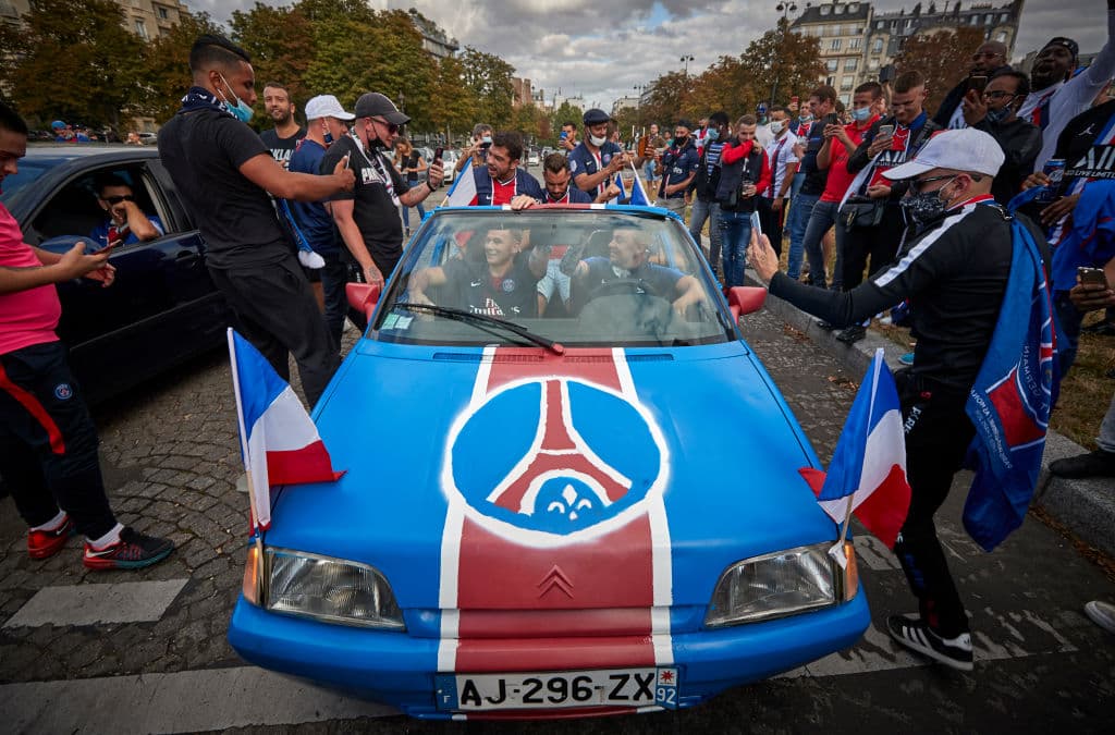 Entre cantos y marchas, los aficionados se dieron cita en las afueras del Estadio Parc de Princes para apoyar a su equipo durante la final de la Champions League.