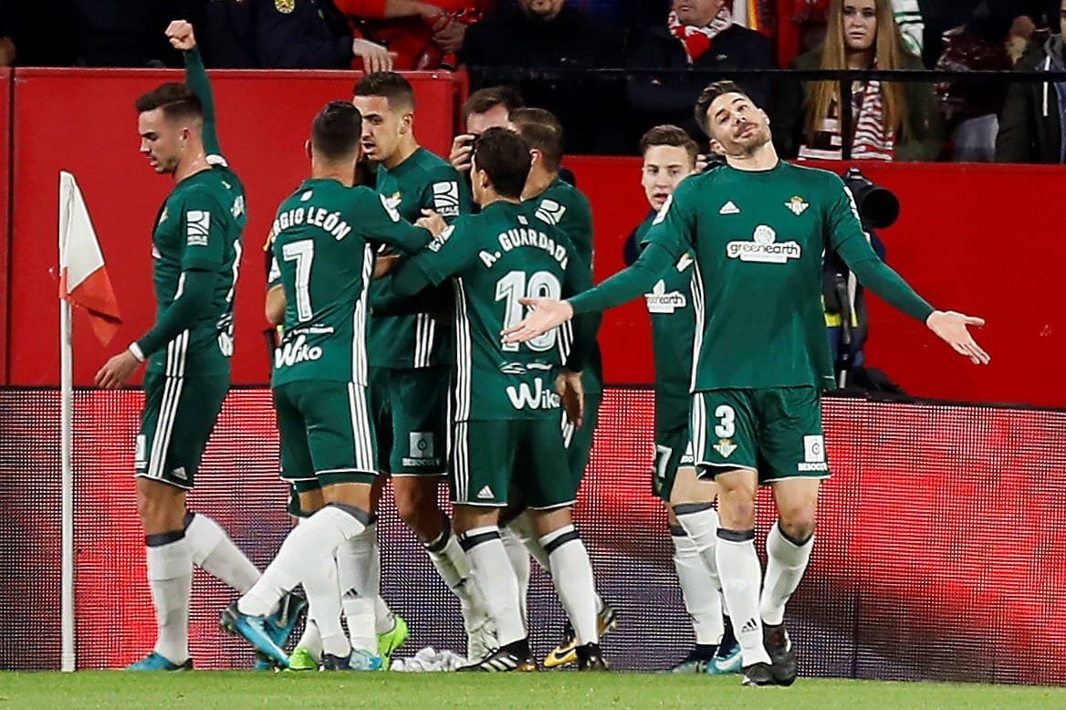 GRAF448. SEVILLA (ESPAÑA), 06/01/2018.- Los jugadores del Betis festejan el segundo gol de su equipo, tanto conseguido por el marroquí Zouhaair Feddal, durante el partido de la 18ª jornada de liga que se disputa en el estadio Sánchez Pizjuan. EFE/Jose Manuel Vidal.