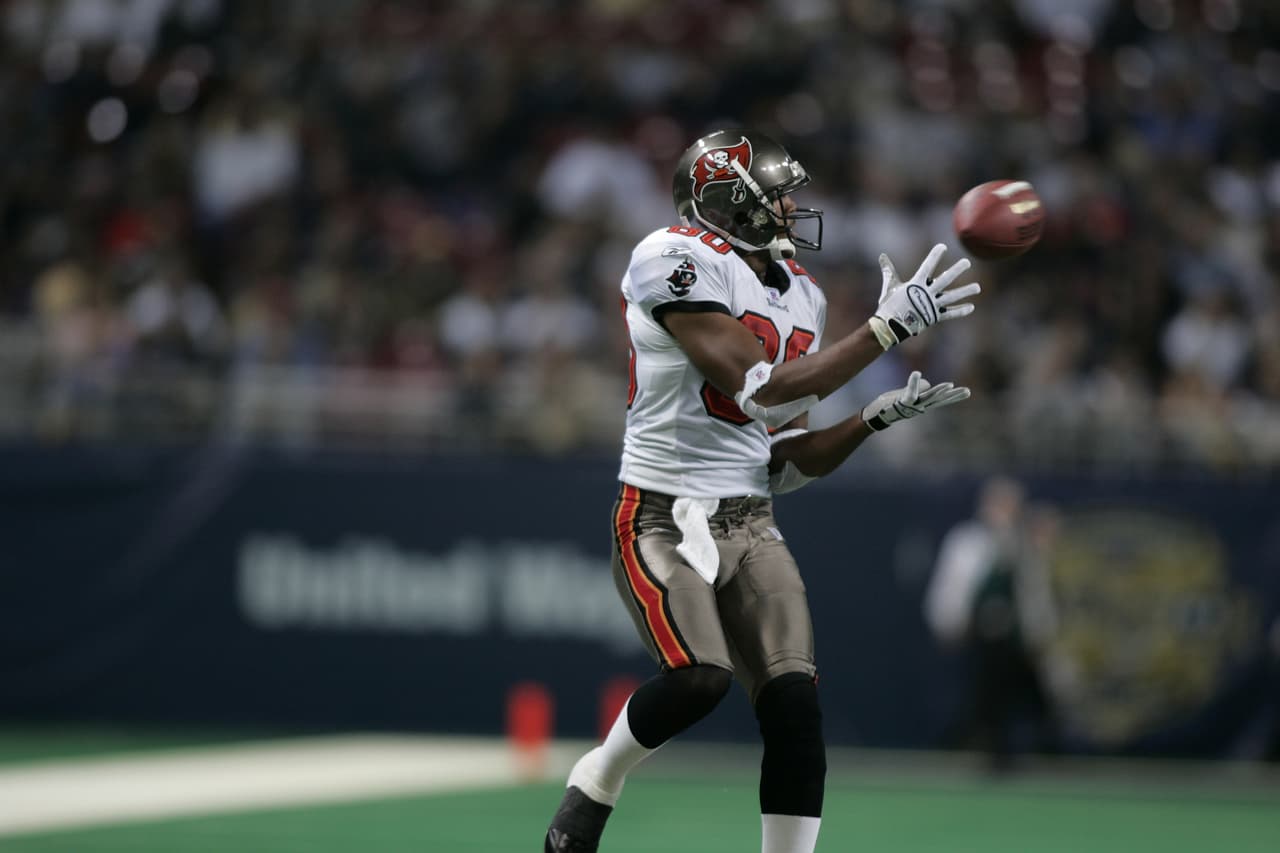 9 - MICHAEL CLAYTON - TAMPA BAY BUCCANEERS - 2004 - 80 recepciones.