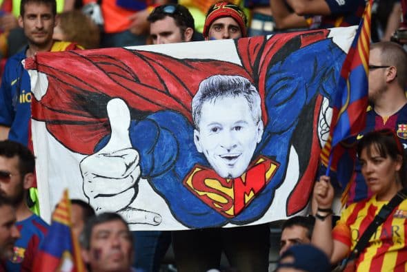 Los aficionados al fútbol pintaron el Olympiastadion de Berlín para alentrar a blaugrana y biaonconeros en la pelea por llevarse el trofeo de la Champions.