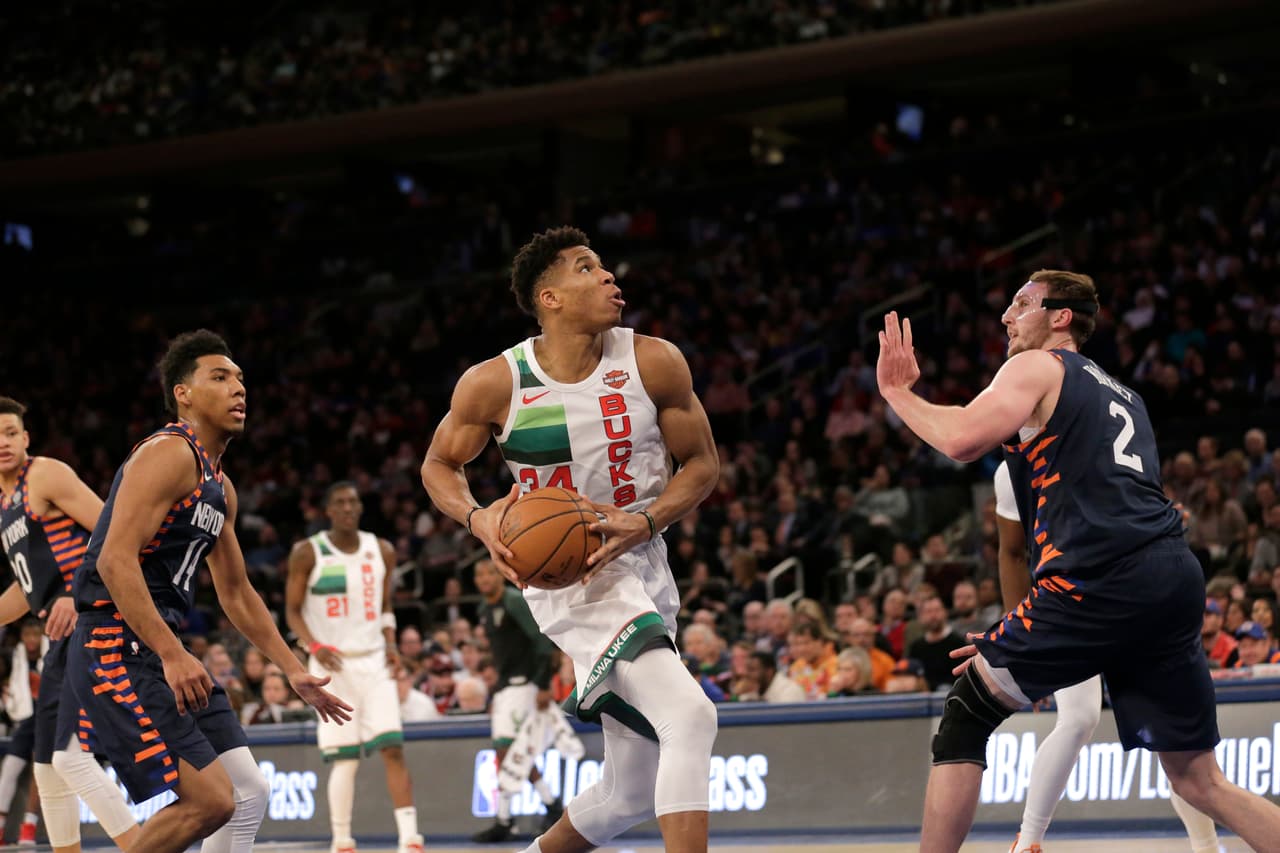 Giannis Antetokounmpo terminó con 30 puntos y 14 rebotes en lo que fue su debut en partidos navideños, mientras que los Milwaukee Bucks derrotaron este martes 109-95 a los Knicks de Nueva York.