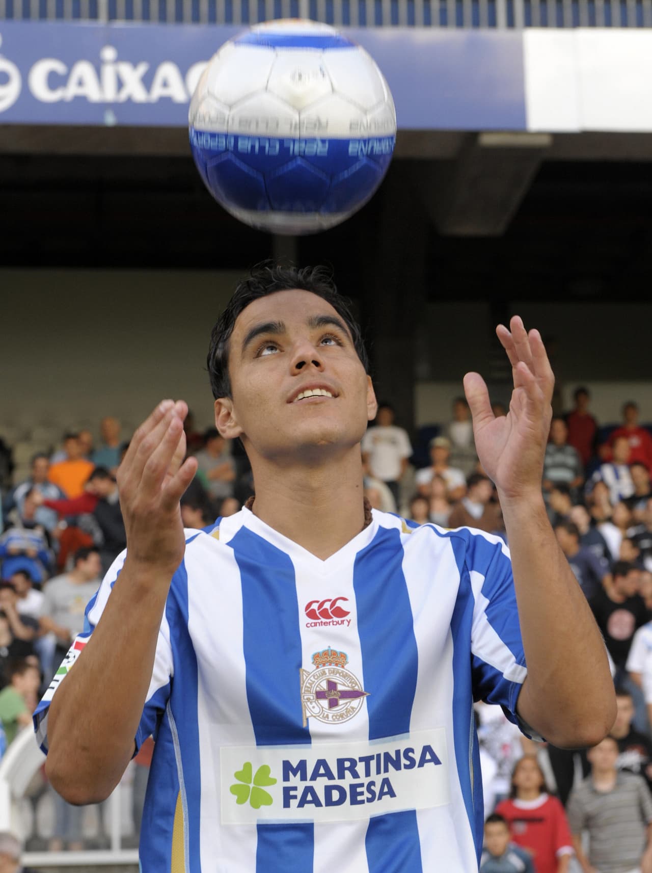 Después de mucho insistir e intentos fallidos por lograrlo, Omar Bravo tuvo su oportunidad europea con el Deportivo La Coruña con quienes jugó en 2008.