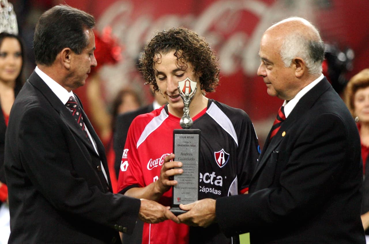 A su salida del club en 2007, Guardado recibió el trofeo al Mérito Deportivo del Club Deportivo Atlas, el mayor galardón para un atlista.