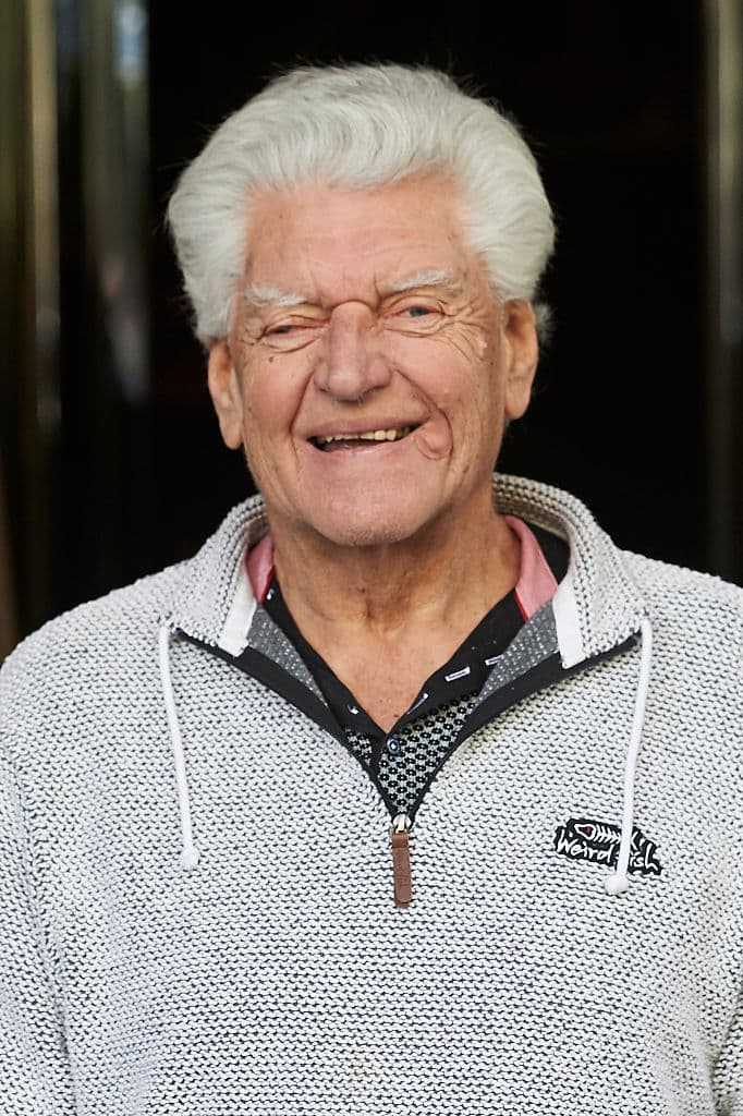 Representó a Inglaterra en los ‘Commonwealth Games’ de 1962 antes de ser actor.