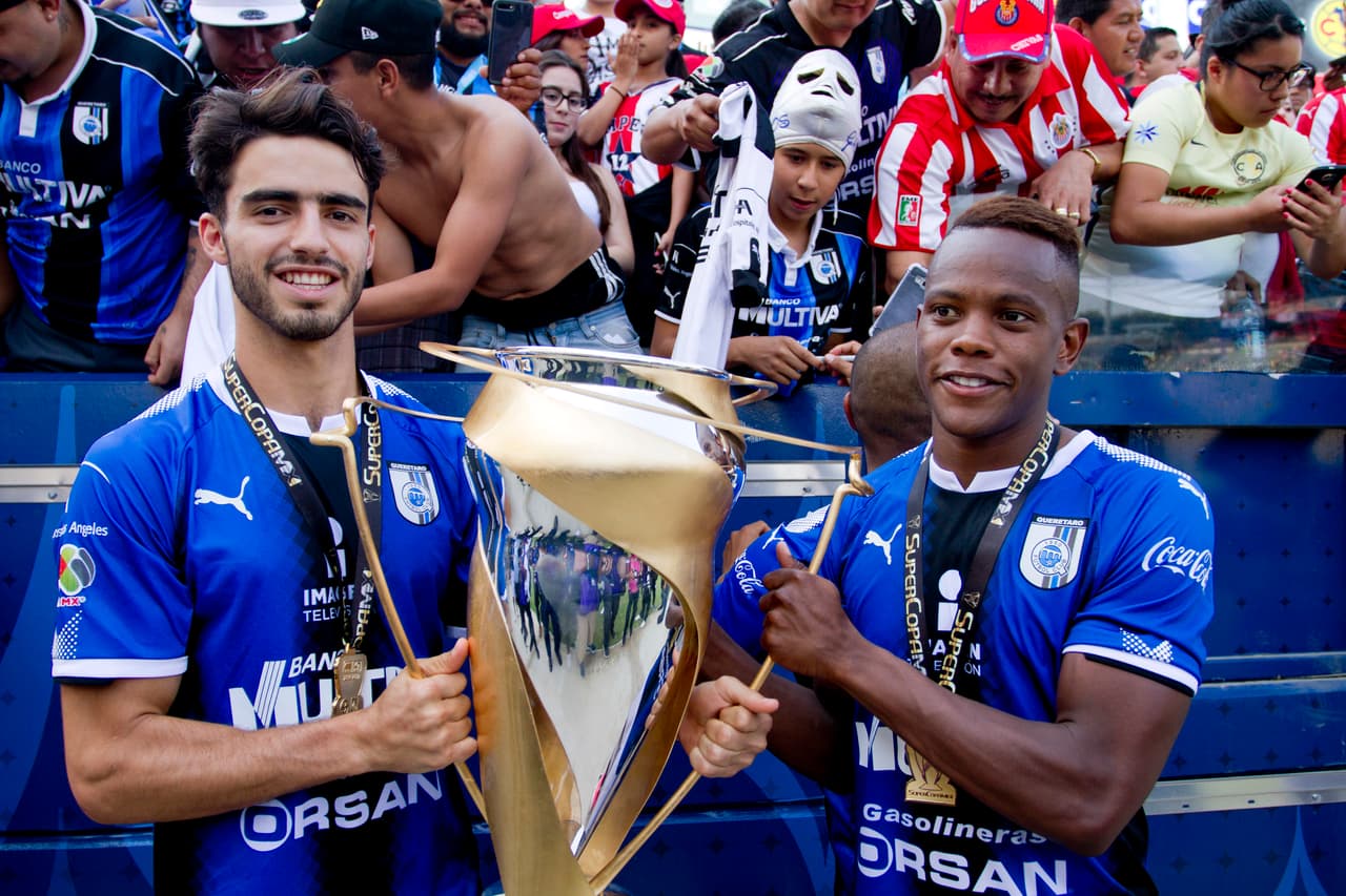 Victor Milke y Yerson Candelo posaron con el trofeo que los acredita como los campeones.