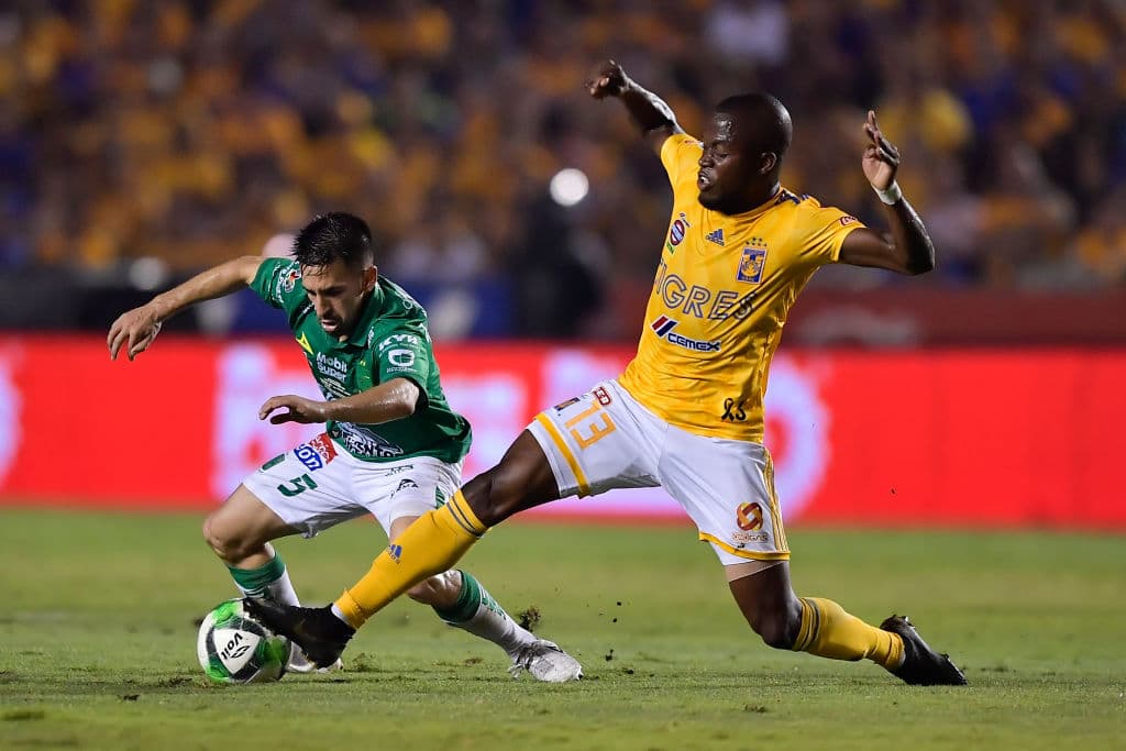 Las escasas, pero claras, ocasiones de gol que tuvo el Le´ón en el primer tiempo escasearon en el segundo y la defensa de Tigres se endureció. Aquí Enner Valencia despojando de la bola a Fernando Navarro quien buscaba darle salida al León.