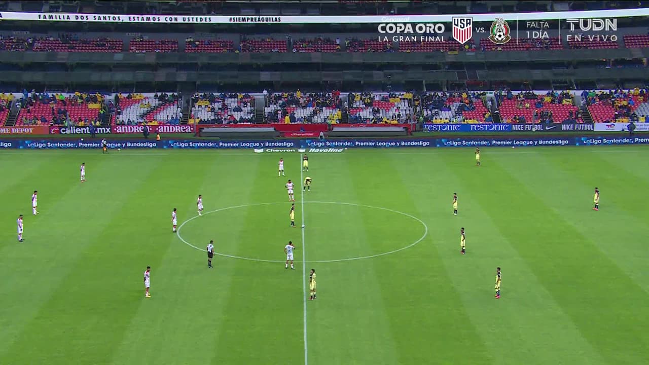 Arranca el partido y la pelota está en juego.
