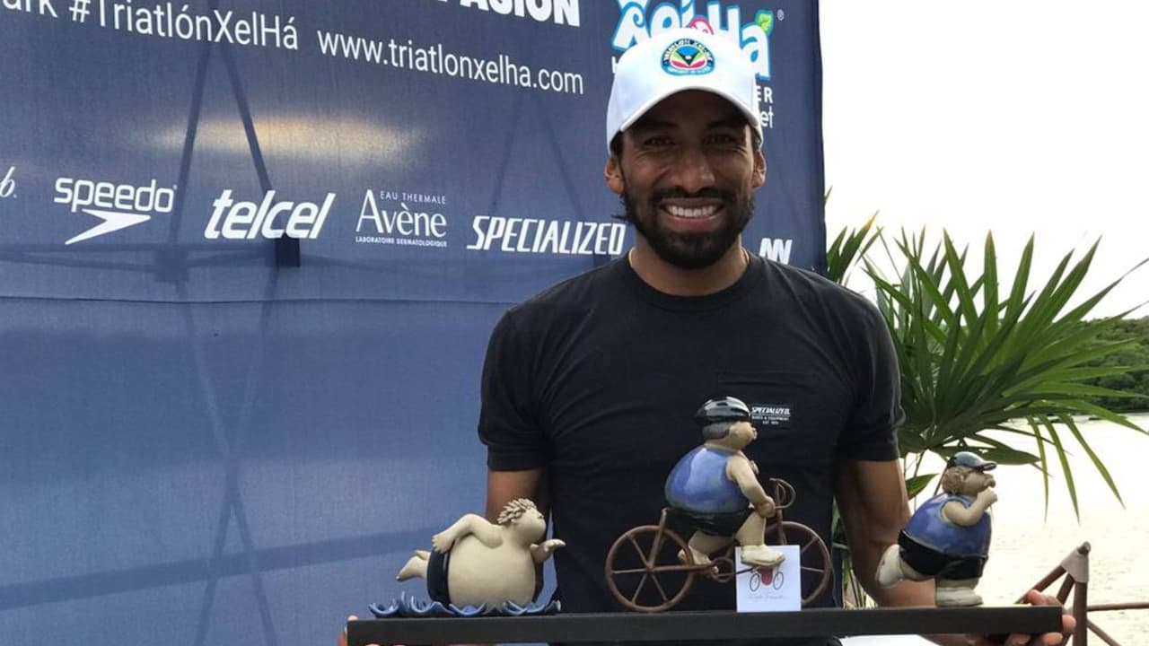 Crisanto Grajales recibe reconocimiento previo a Triatlón Xel-Há