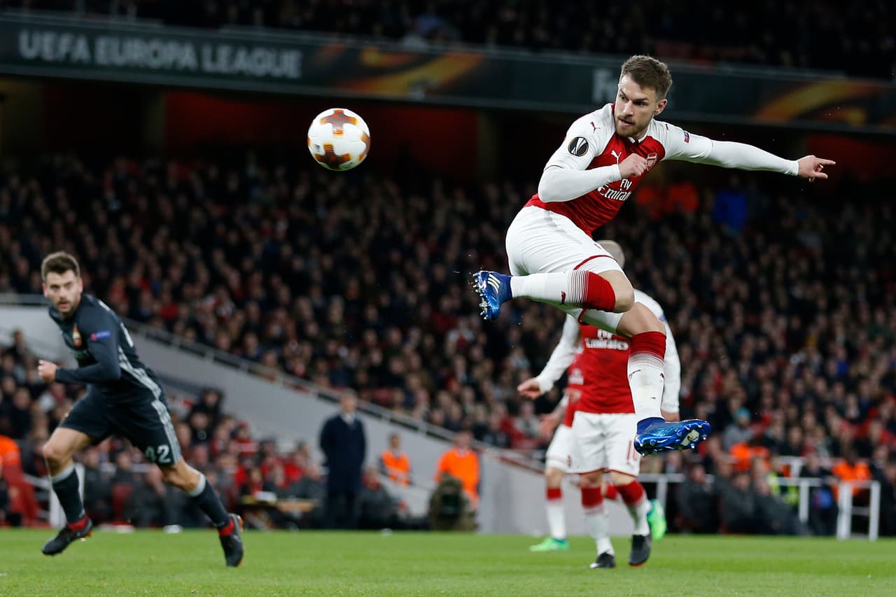 Tras un pase de Ozil, el volante Aaron Ramsey golpeó con el tacón el balón en el aire como forma de definir frente al arco.
