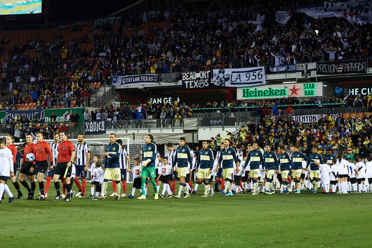 Salvador Cabañas recibió un reconocimiento durante el encuentro pero no fue noche redonda por la derrota de las Águilas ante Monterrey.