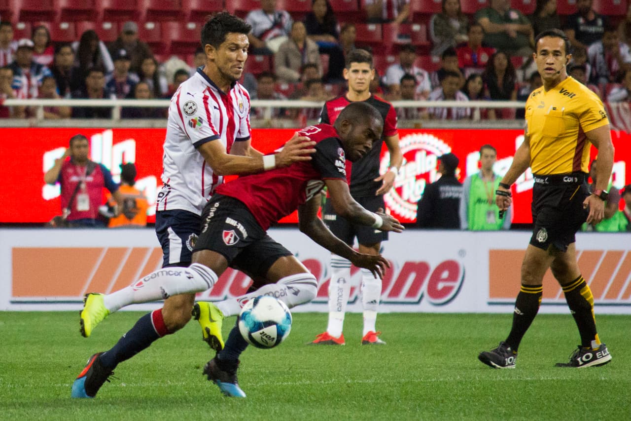 Desde el principio la intensidad y la disputa física por el esférico fue latente.