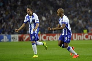 Yacine Brahimi celebra su gol con Héctor Herrera.