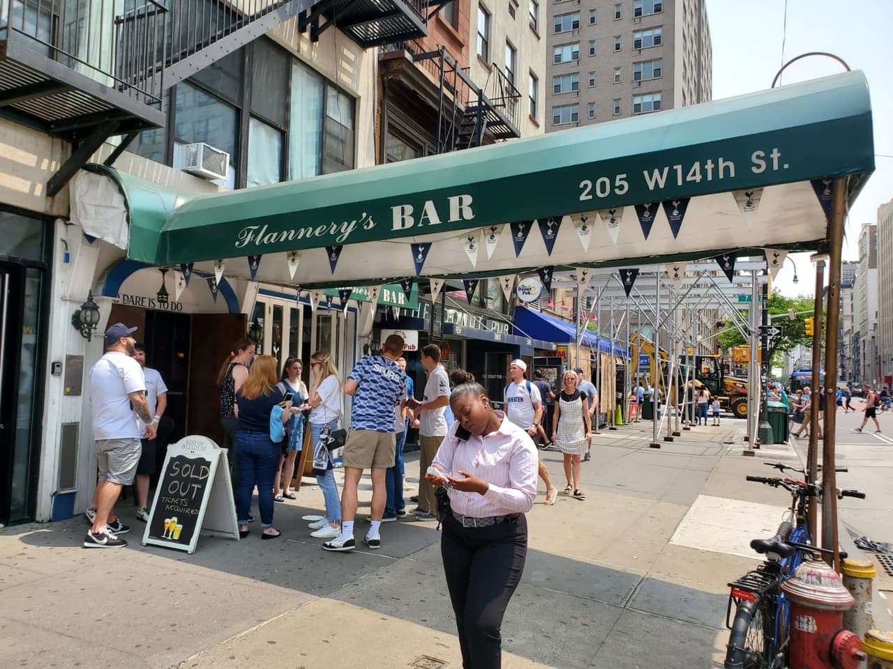 Los fanáticos del Tottenham Hotspur se reunen en Flannery's, el bar oficial de la Peña del club en New York, para disfrutar la Final de la UEFA Champions League.