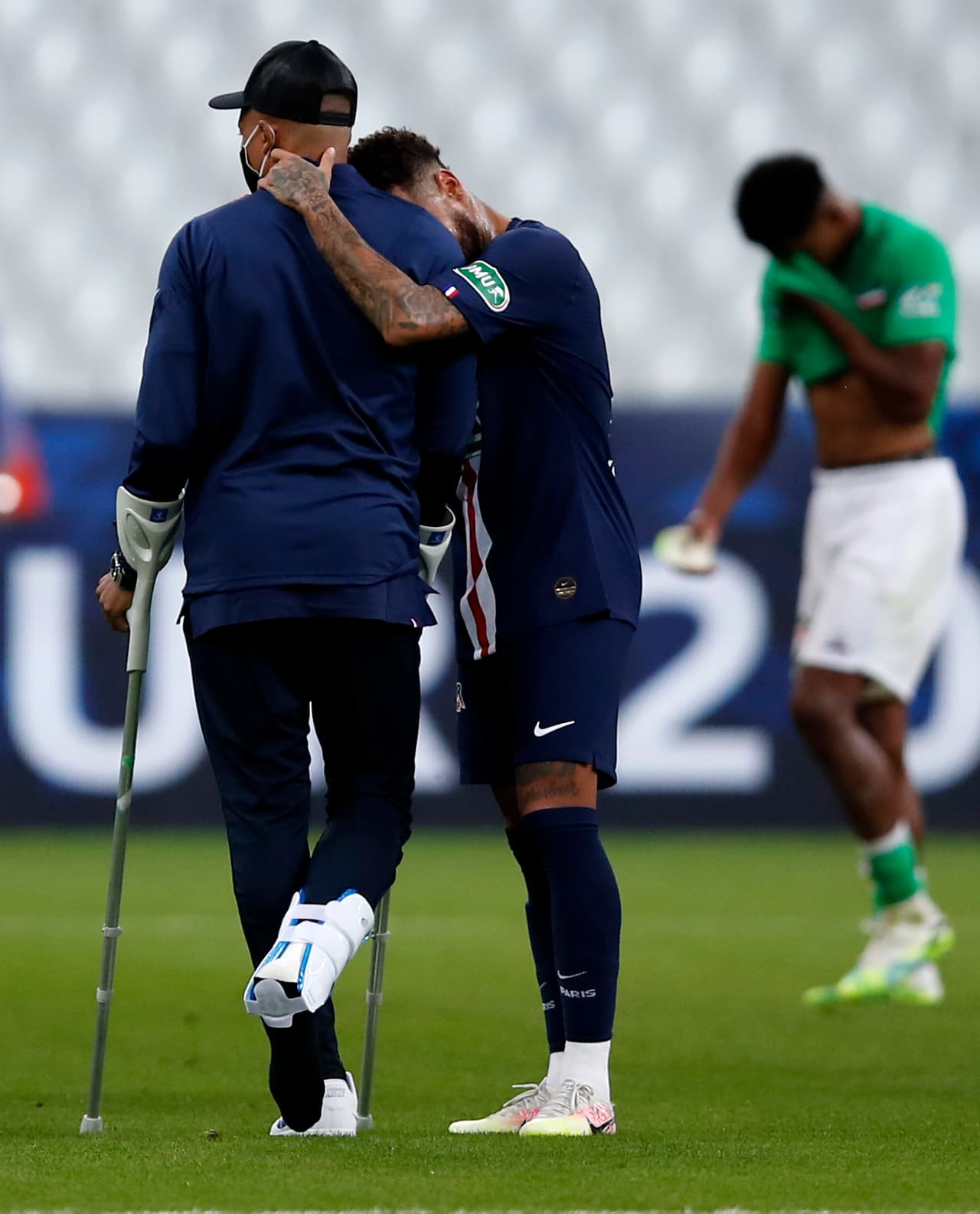 PSG ganaba por la mínima St Etienne por la Copa de Francia. Perrin entró fuerte sobre el pie derecho del francés cuando PSG se lanzaba al ataque. Se armaba la bronca en el terreno de juego y Perrin salió expulsado (31’). Kylian fue atendido dentro de la cancha y tuvo que dejar el partido entre lágrimas. Medios franceses afirman que Mbappé sufrió un esguince en su tobillo derecho.
