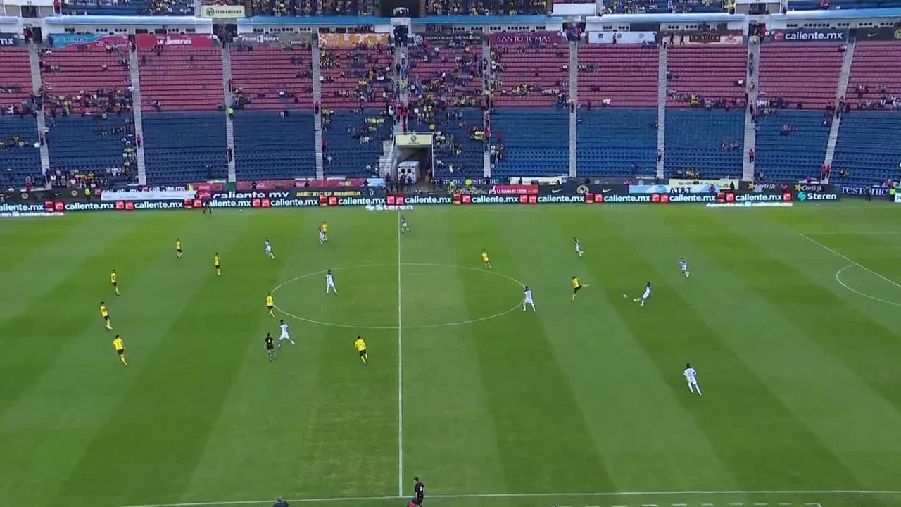 Arranca el partido y la pelota está en juego.