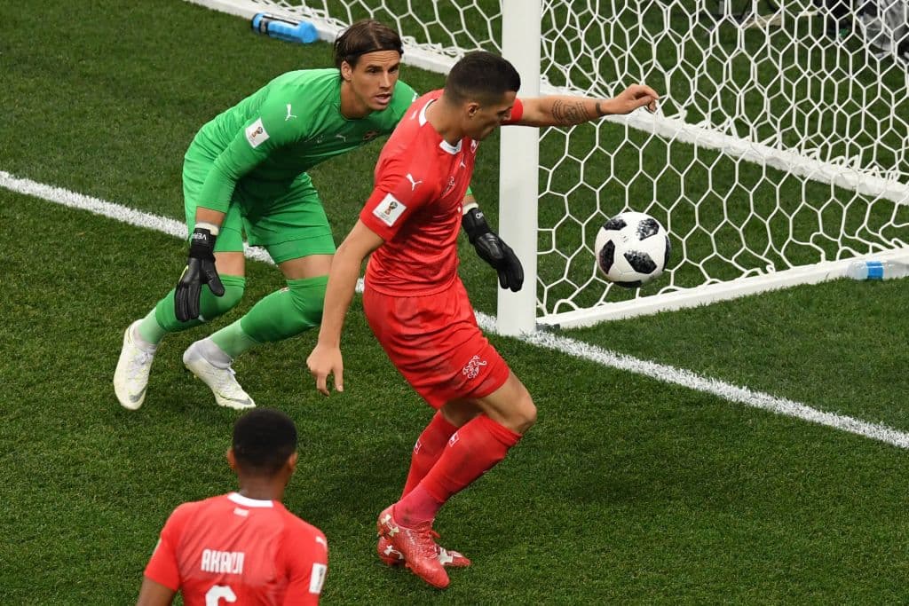 Sin embargo los ticos no bajaban los brazos y seguían insistiendo en poner nervioso al guardameta Sommer. Tocaba la puerta con ahínco el equio centroamericano.