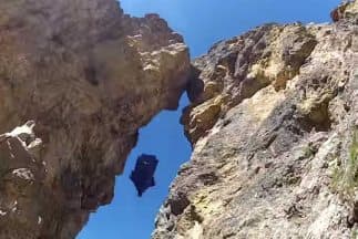 Saltar con traje wingsuit es supremamente peligroso. ¿Saltar con traje wingsuit en medio de un hueco de 8 pies de ancho? Eso es simplemente demente.