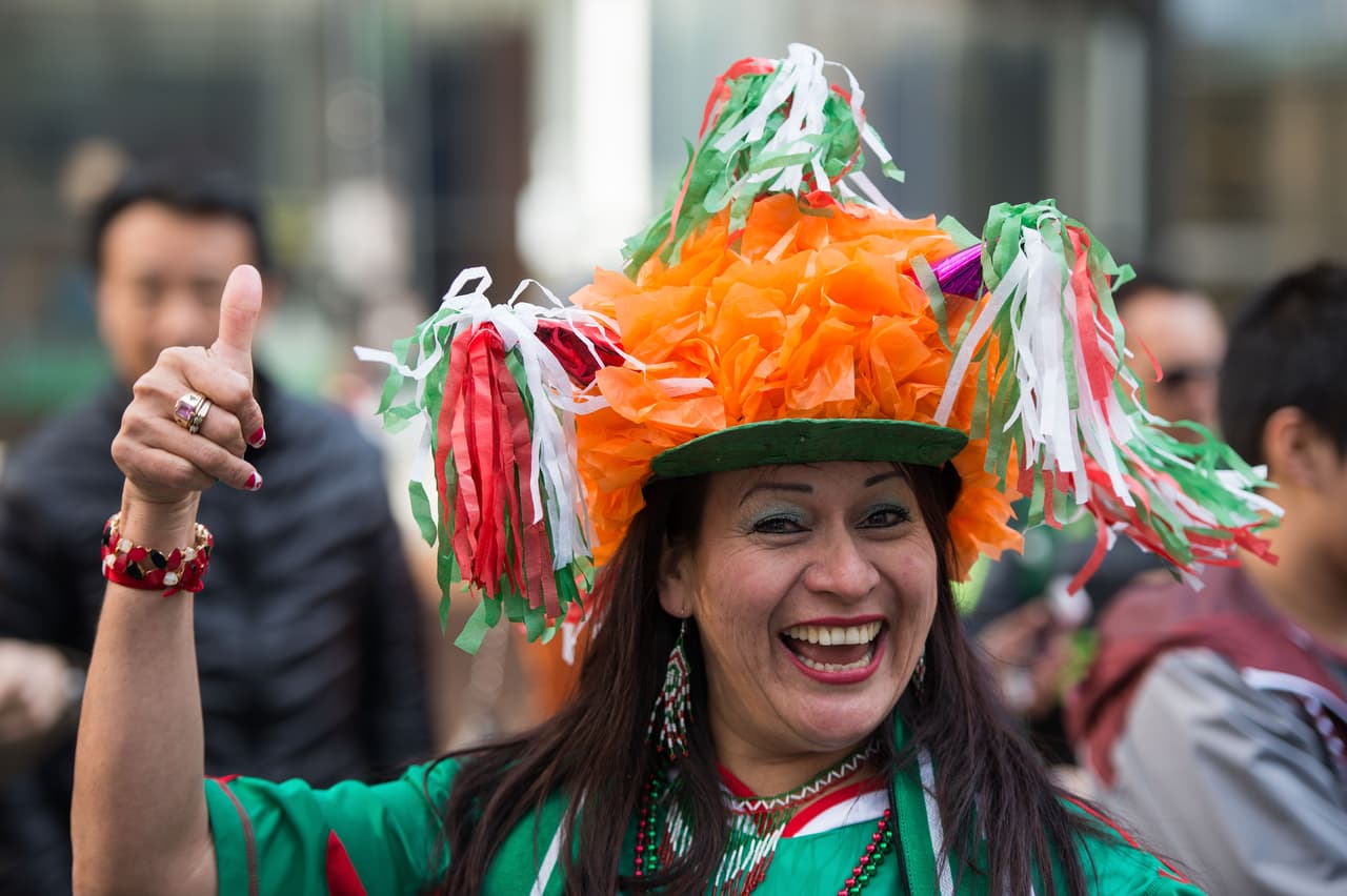 Aficionados mexicanos le ponen color a la fiesta en Canadá durante el partido de la eliminatoria al Mundial 2018.