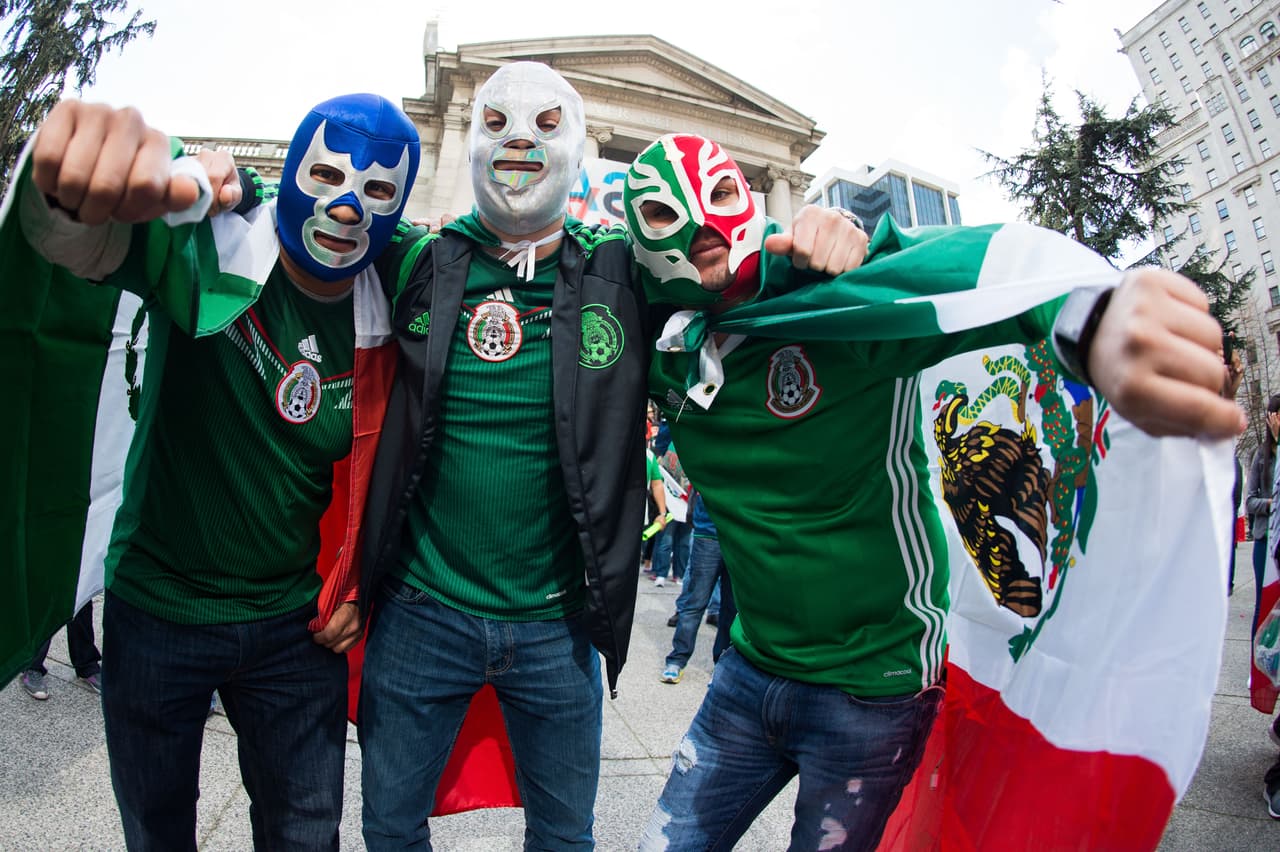 Aficionados mexicanos le ponen color a la fiesta en Canadá durante el partido de la eliminatoria al Mundial 2018.