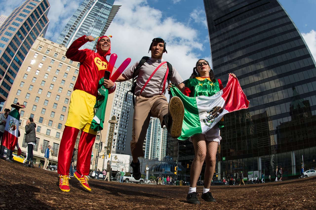 Aficionados mexicanos le ponen color a la fiesta en Canadá durante el partido de la eliminatoria al Mundial 2018.