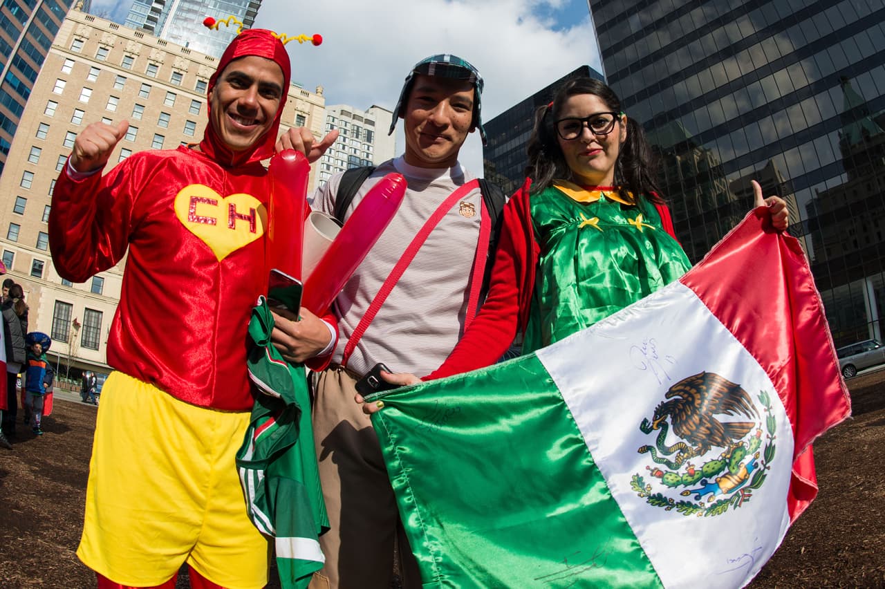 Aficionados mexicanos le ponen color a la fiesta en Canadá durante el partido de la eliminatoria al Mundial 2018.