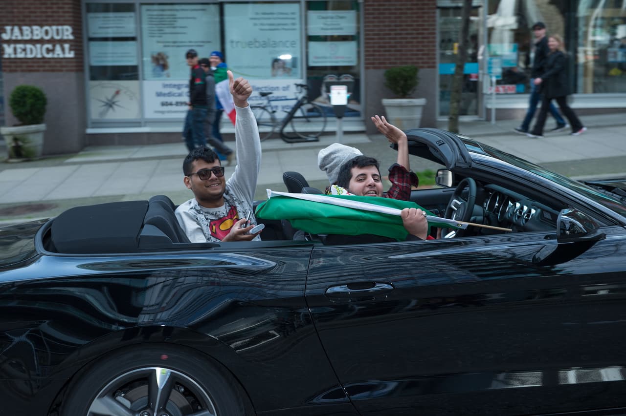 Aficionados mexicanos le ponen color a la fiesta en Canadá durante el partido de la eliminatoria al Mundial 2018.