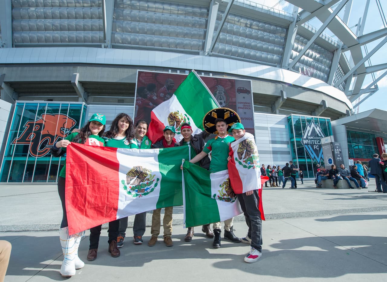 Aficionados mexicanos le ponen color a la fiesta en Canadá durante el partido de la eliminatoria al Mundial 2018.